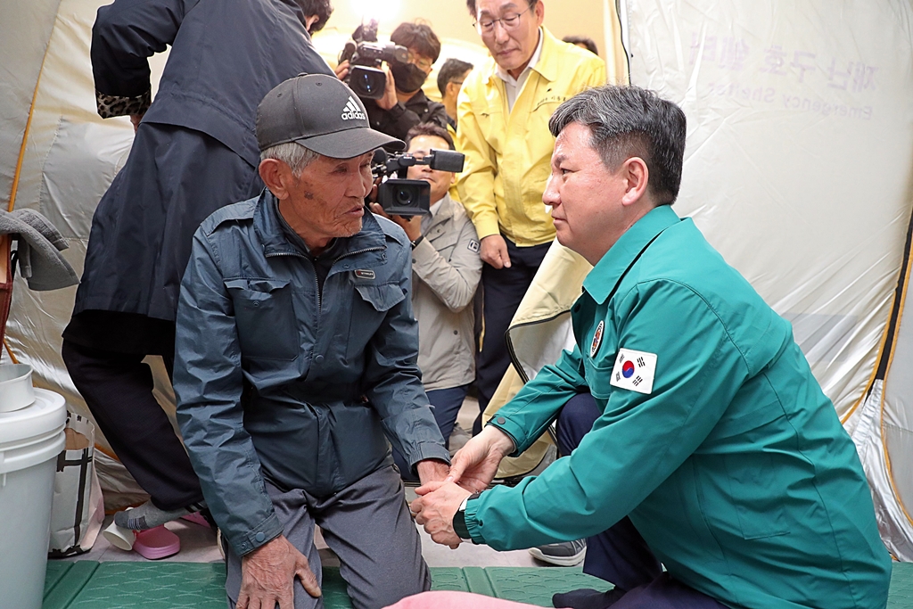 한창섭 행정안전부 차관이 13일 오후 충남 홍성군 서부면 문화누리센터에 마련된 임시주거시설을 찾아 이재민을 위로하고 있다.