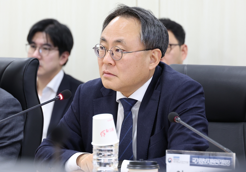 행정안전부장관 직무대행 고기동 차관이 5일 오후 대전광역시 유성구 국가정보자원관리원을 방문해 ‘디지털행정서비스 국민신뢰 제고대책’ 이행 현황을 청취하고 있다.