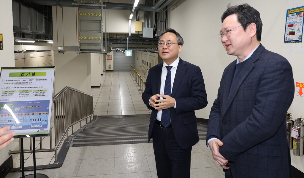 행정안전부장관 직무대행 고기동 차관이 5일 오후 대전광역시 유성구 국가정보자원관리원을 방문해 배터리 화재 등 대규모 사고를 예방하기 위한 추진상황 및 주요 시설을 점검 하고 있다.