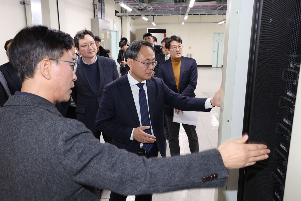행정안전부장관 직무대행 고기동 차관이 5일 오후 대전광역시 유성구 국가정보자원관리원을 방문해 배터리 화재 등 대규모 사고를 예방하기 위한 추진상황 및 주요 시설을 점검 하고 있다.