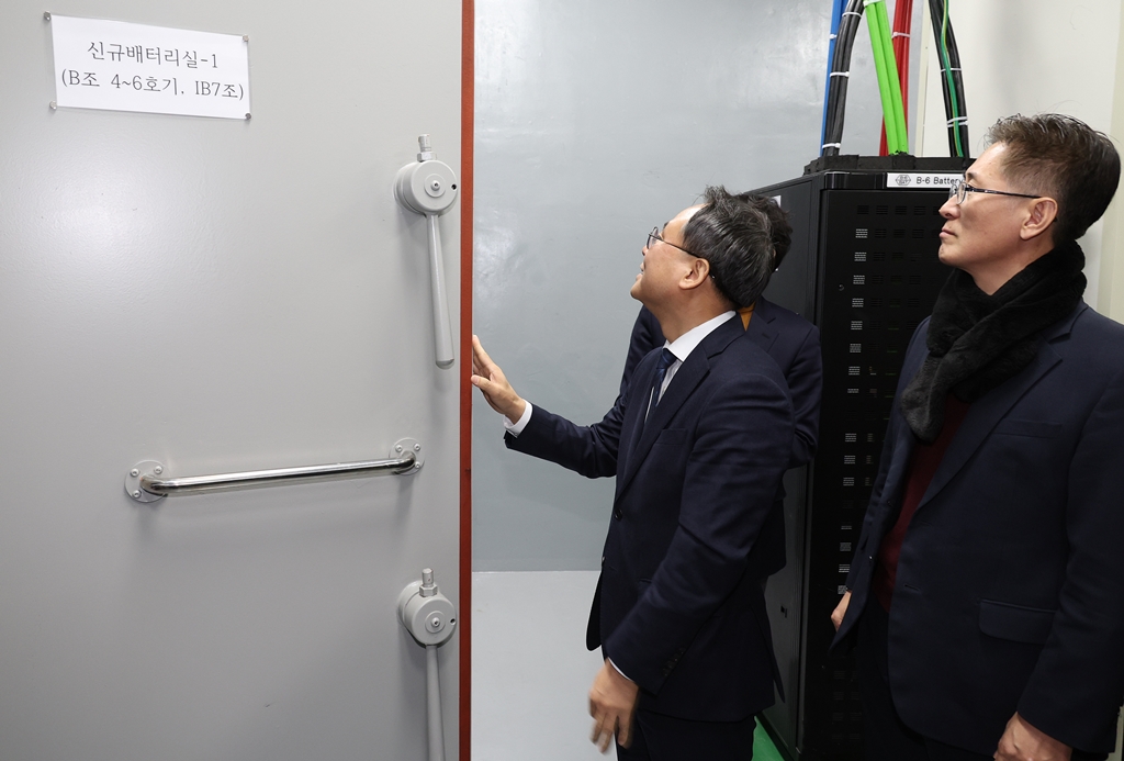 행정안전부장관 직무대행 고기동 차관이 5일 오후 대전광역시 유성구 국가정보자원관리원을 방문해 배터리 화재 등 대규모 사고를 예방하기 위한 추진상황 및 주요 시설을 점검 하고 있다.
