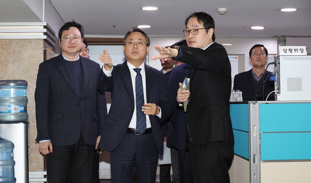 행정안전부장관 직무대행 고기동 차관이 5일 오후 대전광역시 유성구 국가정보자원관리원을 방문해 배터리 화재 등 대규모 사고를 예방하기 위한 추진상황 및 주요 시설을 점검 하고 있다.