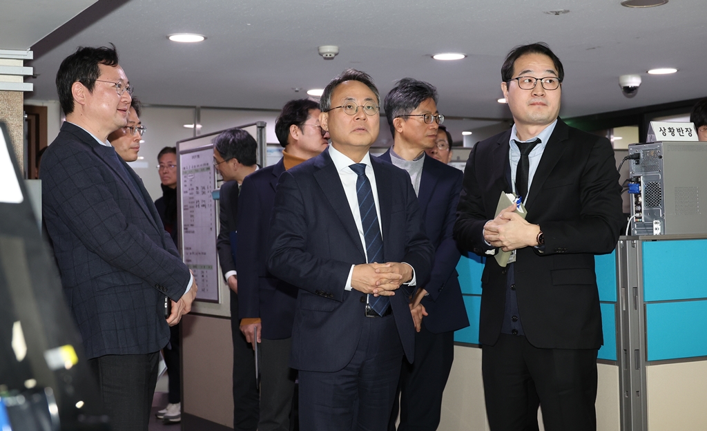 행정안전부장관 직무대행 고기동 차관이 5일 오후 대전광역시 유성구 국가정보자원관리원을 방문해 배터리 화재 등 대규모 사고를 예방하기 위한 추진상황 및 주요 시설을 점검 하고 있다.