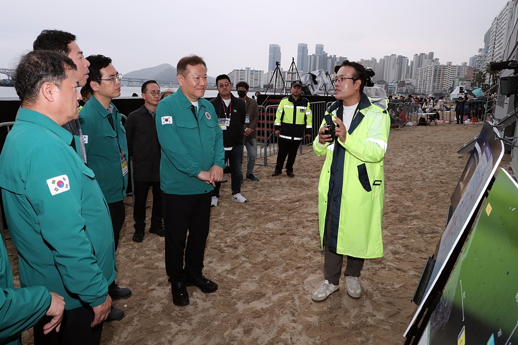 Minister of the Interior and Safety Lee Sang-min visits Gwanganhaebyeon-ro, Suyeong-gu, Busan, on the afternoon of the 4th to listen to the safety management plan for the '18th Busan Fireworks Festival.'