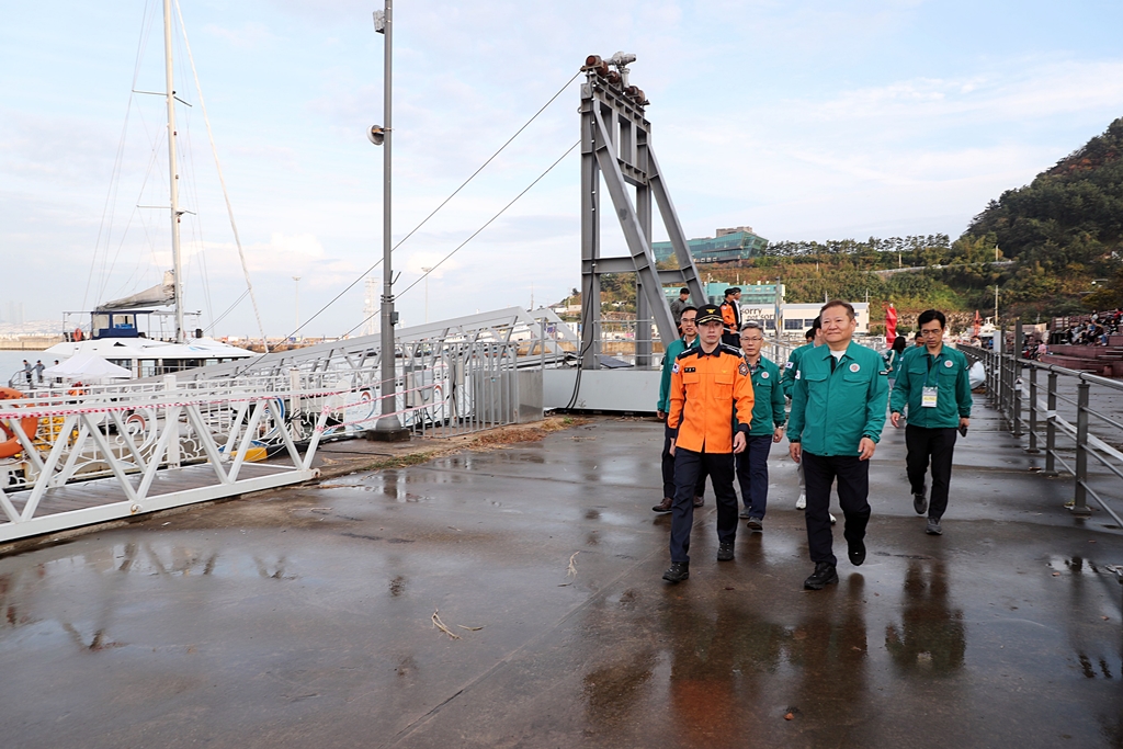 Minister of the Interior and Safety Lee Sang-min boards a barge on the coast of Gwangan-ri, Suyeong-gu, Busan, on the afternoon of the 4th to conduct a preliminary safety management inspection for the '18th Busan Fireworks Festival.'