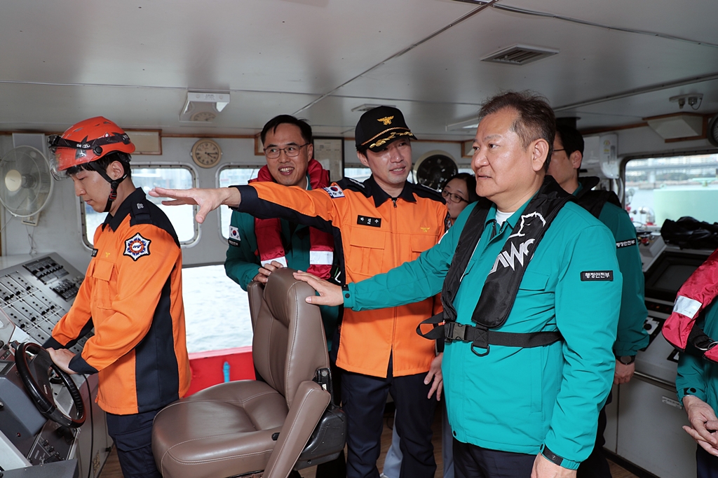 Minister of the Interior and Safety Lee Sang-min climbs on a fireboat on the coast of Gwangan-ri, Suyeong-gu, Busan, on the afternoon of the 4th to conduct a preliminary safety management inspection for the '18th Busan Fireworks Festival.'