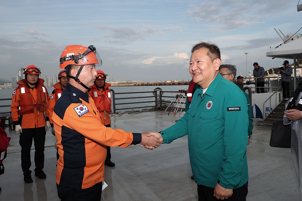 Minister of the Interior and Safety Lee Sang-min visits the Gwangan-ri Coastal Fireboat in Suyeong-gu, Busan, on the afternoon of the 4th to encourage firefighters on duty.