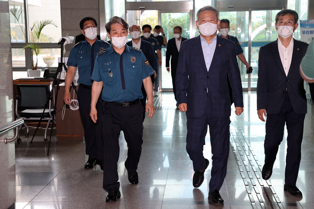Lee Sang-min (center), Interior Minister, walks into the Gwangju Metropolitan Police Agency on the afternoon of July 6, where a forum is held to listen to on-site opinions of the front-line police officers on the improvement of the police system. 