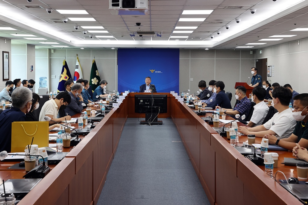 Lee Sang-min, Minister of the Interior and Safety, visits the Gwangju Metropolitan Police Agency on the afternoon of July 6 to hold a forum to listen to the on-site opinions of front-line police officers on improving the police system.