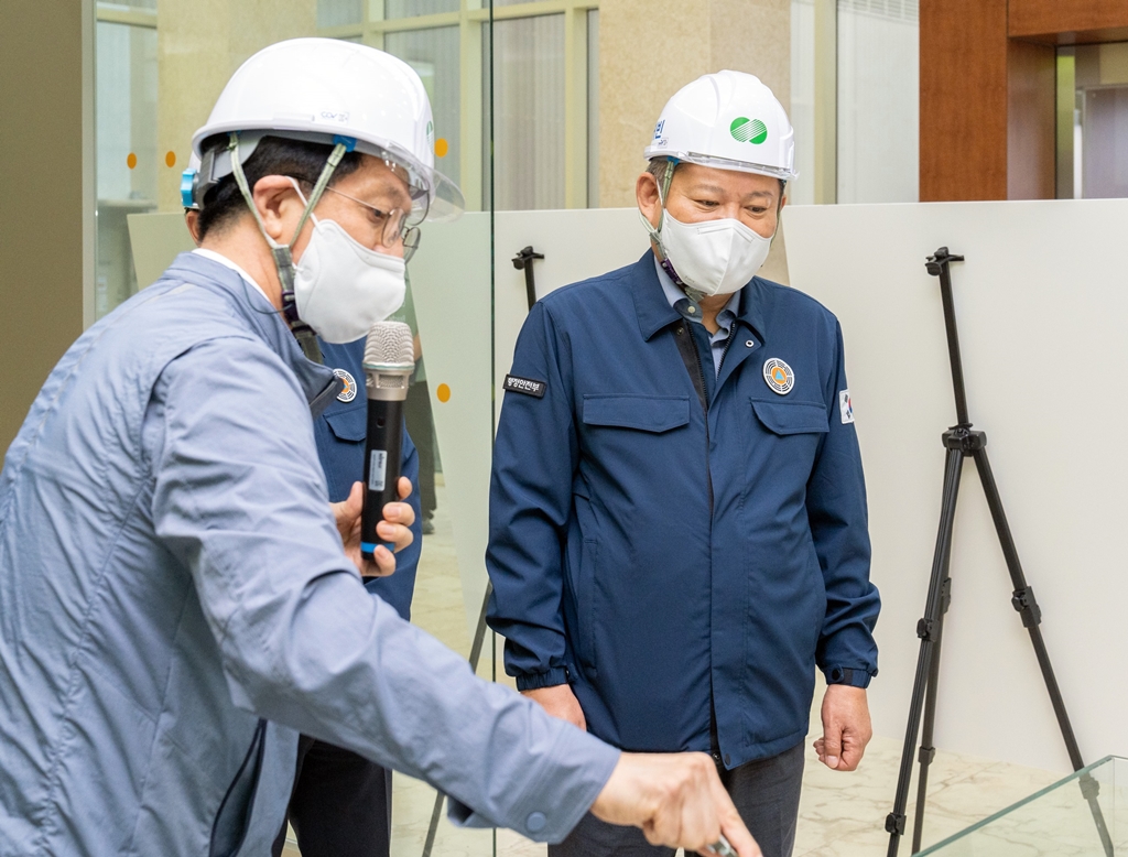 이상민 행정안전부 장관이 31일 오후 대한민국 안전大전환의 일환으로 원전시설 점검하고 하고 있다.