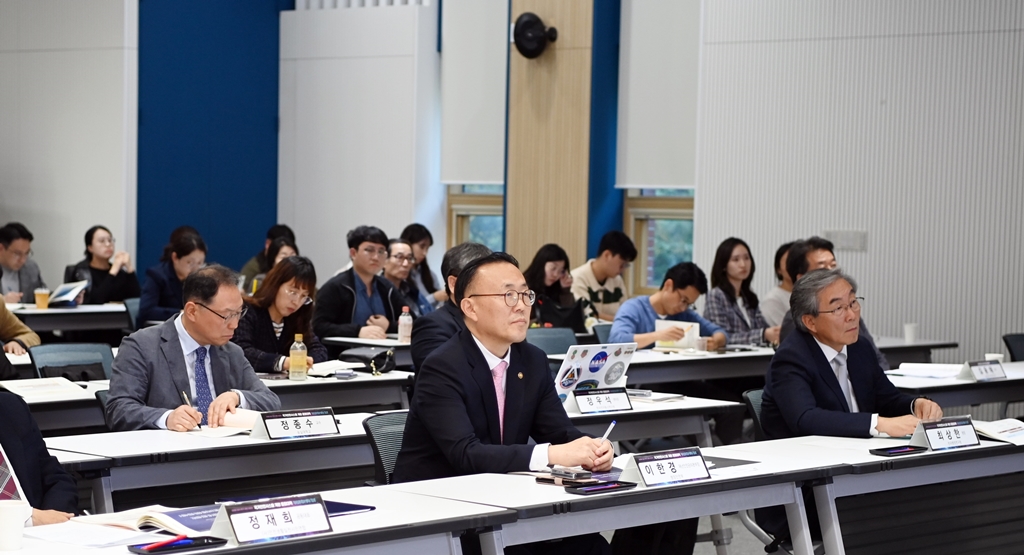 이한경 행정안전부 재난안전관리본부장이 25일 서울 은평구 한국행정연구원 대회의실에서 열린 국가안전시스템 개편 종합대책 토론회에 참석하고 있다.