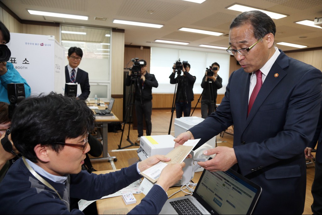 홍윤식 장관, 제20대 총선 사전투표 준비상황 점검
