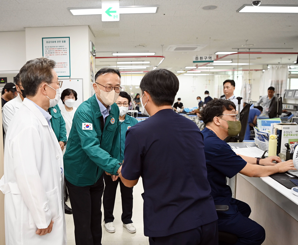 이한경 행정안전부 재난안전관리본부장이 16일 추석 연휴 대비해 충남 홍성의료원을 방문해 의료진을 격려하고 있다.