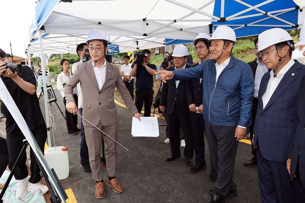 이상민 행정안전부 장관이 11일 오후 경남 고성군 삼산면 방문하여 저출생과 지방소멸 위기 대응 관련 빈집정비 사업 현장을 점검하고 있다.  