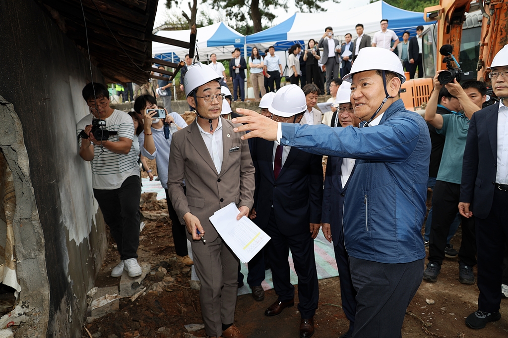 이상민 행정안전부 장관이 11일 오후 경남 고성군 삼산면 방문하여 저출생과 지방소멸 위기 대응 관련 빈집정비 사업 현장을 점검하고 있다.  