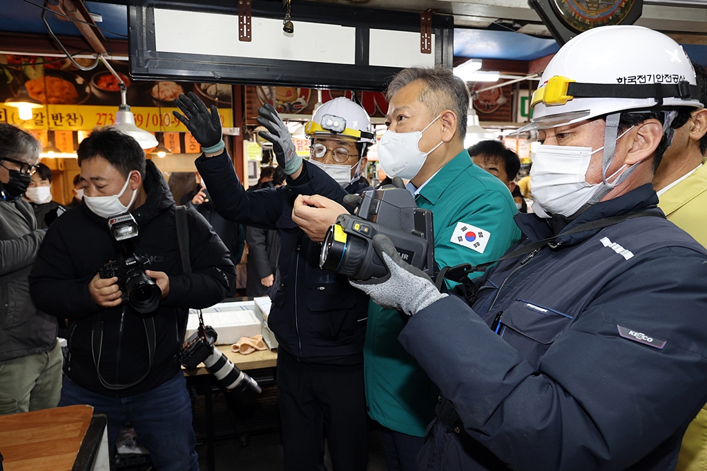 이상민 행정안전부 장관이 13일 오후 대전 전통시장을 방문하여 화재취약요인 등 안전점검을 하고 있다.