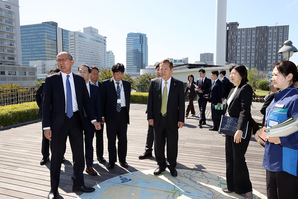 Minister of the Interior and Safety Lee Sang-min visits the Tokyo Rinkai Disaster Prevention Park, Japan, on the morning of the 13th to inspect disaster prevention facilities.