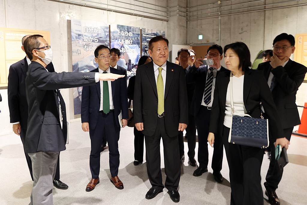 Minister Lee Sang-min observes an earthquake simulation at the Tokyo Rinkai Disaster Prevention Park, Japan, on the morning of the 13th.