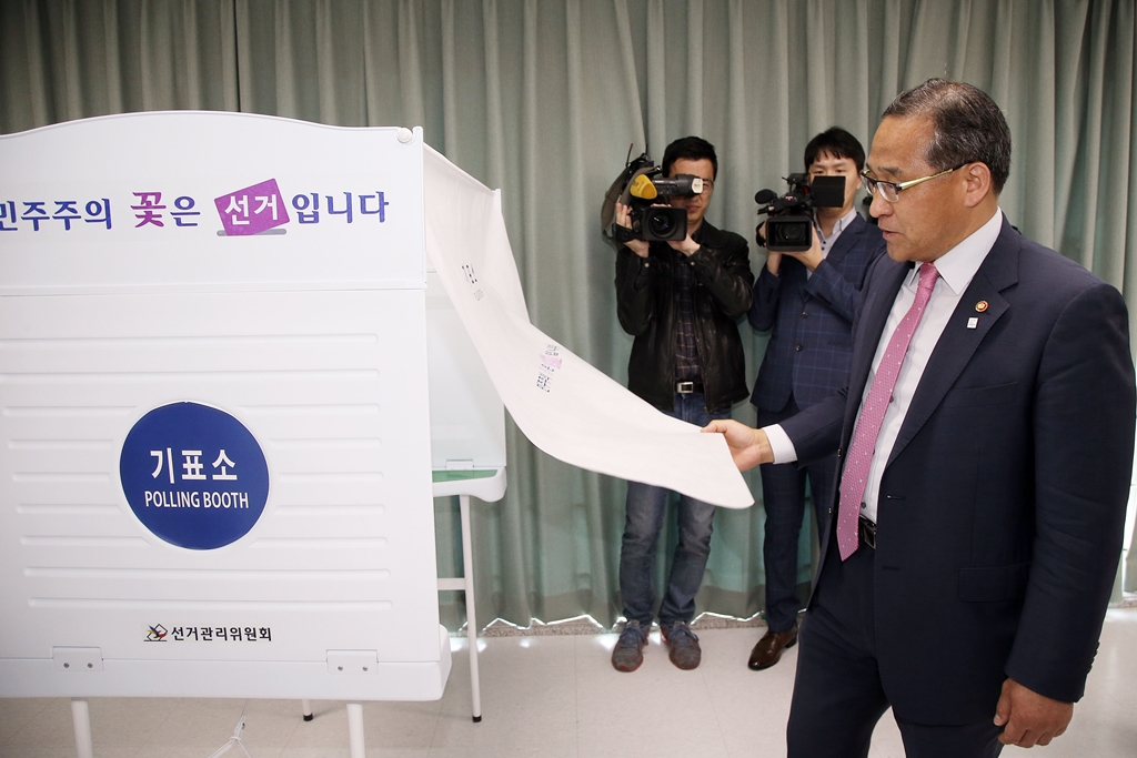 홍윤식 장관, 제19대 대선 선거인명부 작성 상황 점검