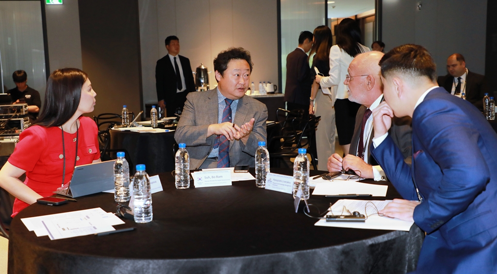 서보람 행정안전부 디지털정부실장(가운데)이 11일 오전 서울 강남구 L7호텔에서 열린 '23년 유엔개발계획기구(UNDP) 7개국 초정연수 프로그램에 참석해 대화를 하고 있다.