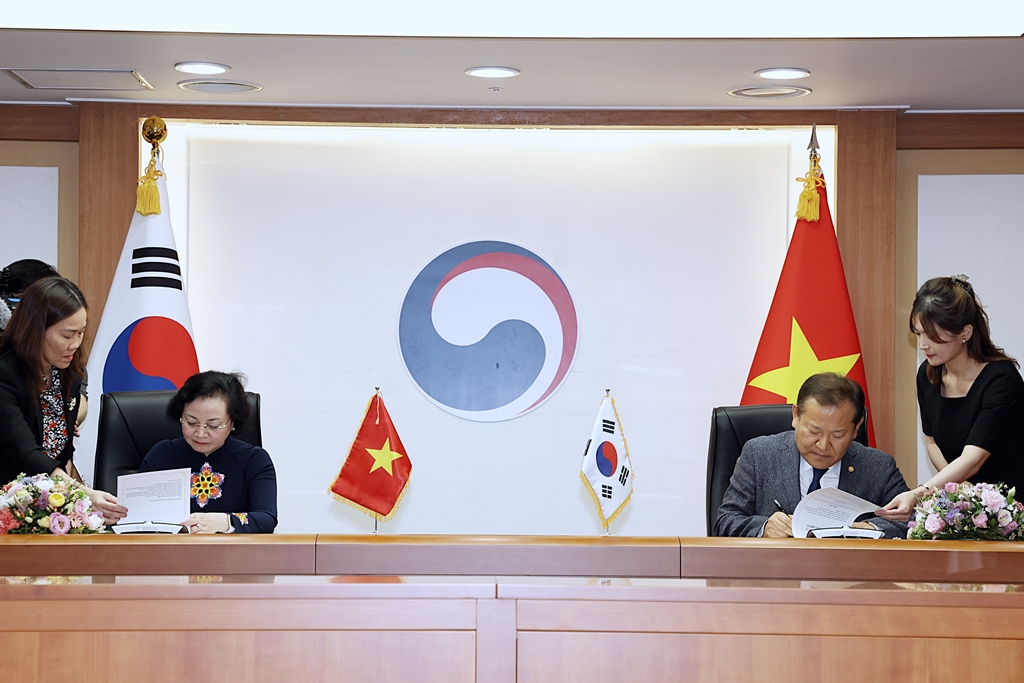 Minister Lee Sang-min signs a memorandum of understanding on public administration cooperation between the two countries with Vietnamese Minister of Home Affairs Pham Thi Thanh Tra at the Government Complex in Jongno-gu, Seoul, on the afternoon of the 15th.