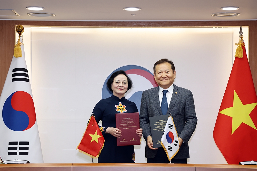 Minister Lee Sang-min poses for a photo with Vietnamese Minister of Home Affairs Pham Thi Thanh Tra after signing an MOU on public administration cooperation between the two countries at the Government Complex in Jongno-gu, Seoul, on the afternoon of the 15th.