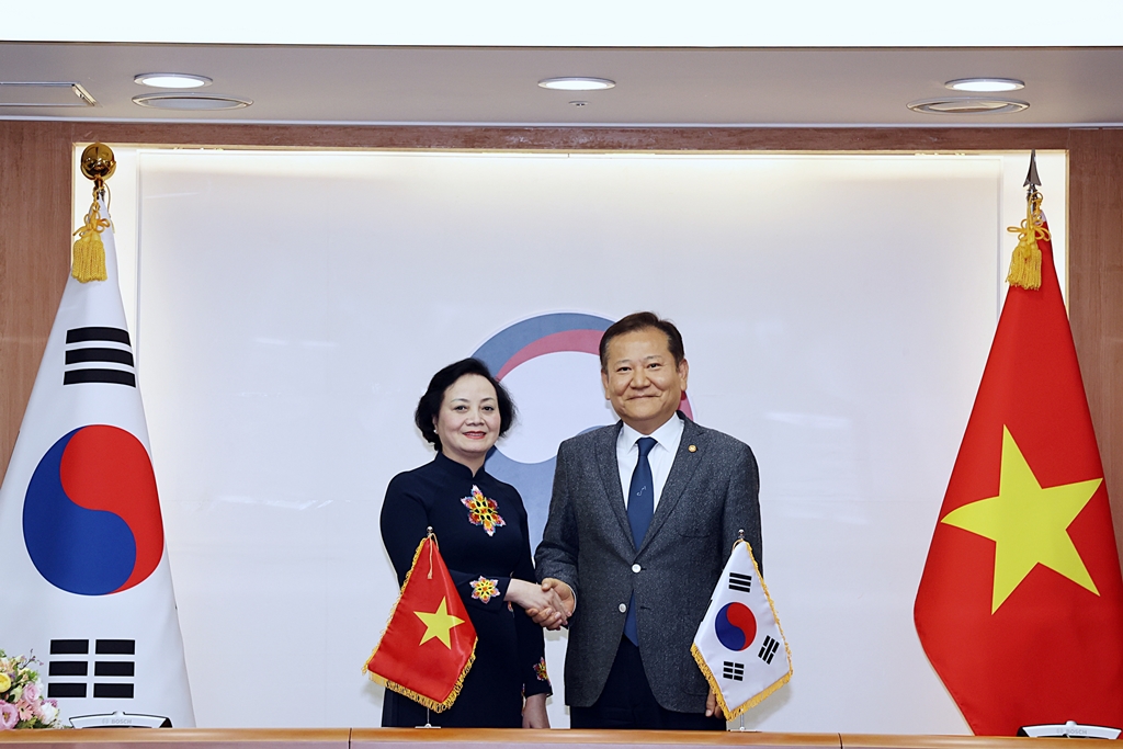 Minister Lee Sang-min shakes hands with Vietnamese Minister of Home Affairs Pham Thi Thanh Tra after a bilateral meeting on public administration cooperation at the Government Complex in Jongno-gu, Seoul, on the afternoon of the 15th.