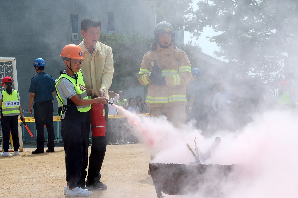 5일 인천광역시 연수구 박문초등학교에서 열린 '2019 어린이 재난안전훈련'에서 진영 장관이 훈련 참여 어린이와 소화기 사용 화재 진압훈련을 하고 있다.