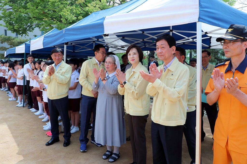 진영 장관이 관계자들과 함께 5일 인천광역시 연수구 박문초등학교에서 열린 '2019 어린이 재난안전훈련'을 참관하고 있다.