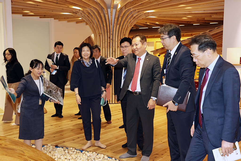 Interior Minister Lee Sang-min visits the Wooden Toy Museum, a best practice site for local government-led economic revitalization using forest resources, in Tokushima Prefecture, Japan, on the afternoon of the 12th (local time).