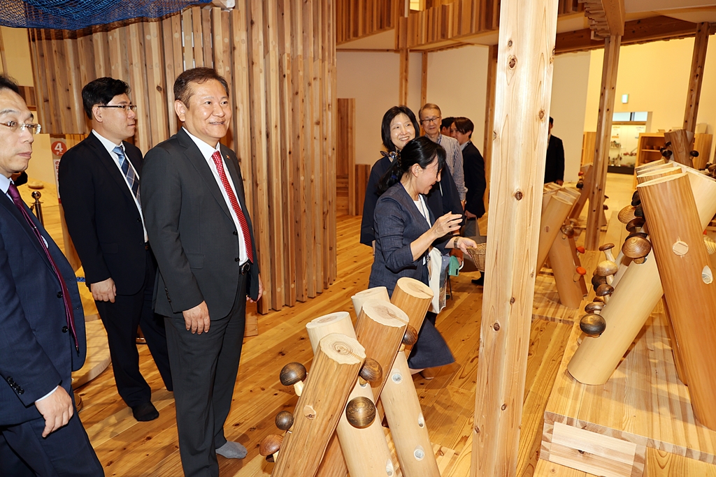 Interior Minister Lee Sang-min visits the Wooden Toy Museum, a best practice site for local government-led economic revitalization using forest resources, in Tokushima Prefecture, Japan, on the afternoon of the 12th (local time).