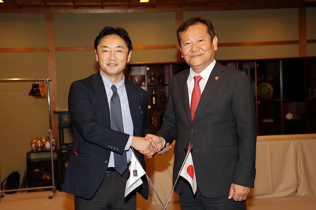 Minister Lee Sang-min shakes hands with Tokushima Prefecture Governor Gotoda Masazumi after discussing the development of local administration and mutual exchange between the two countries on the afternoon of the 12th (local time).