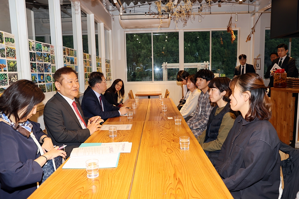 Interior Minister Lee Sang-min holds a meeting with local youths at a satellite office of Engawa, one of 16 IT companies that have moved in to revitalize the area in Kamiyama, Tokushima Prefecture, Japan, on the afternoon of the 12th (local time).