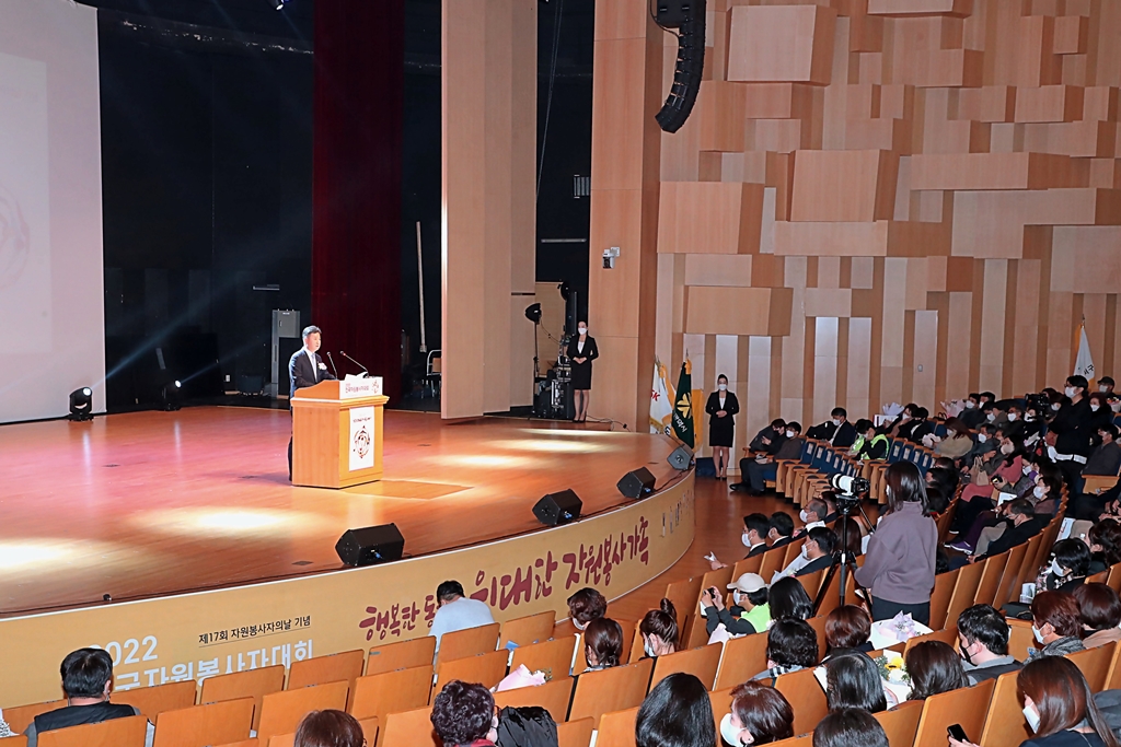한창섭 행정안전부 차관이 5일 오후 서울시 서대문구 연세대학교 백주년기념관에서 열린 '2022 전국자원봉사자대회'에 참석해 축사를 하고 있다.