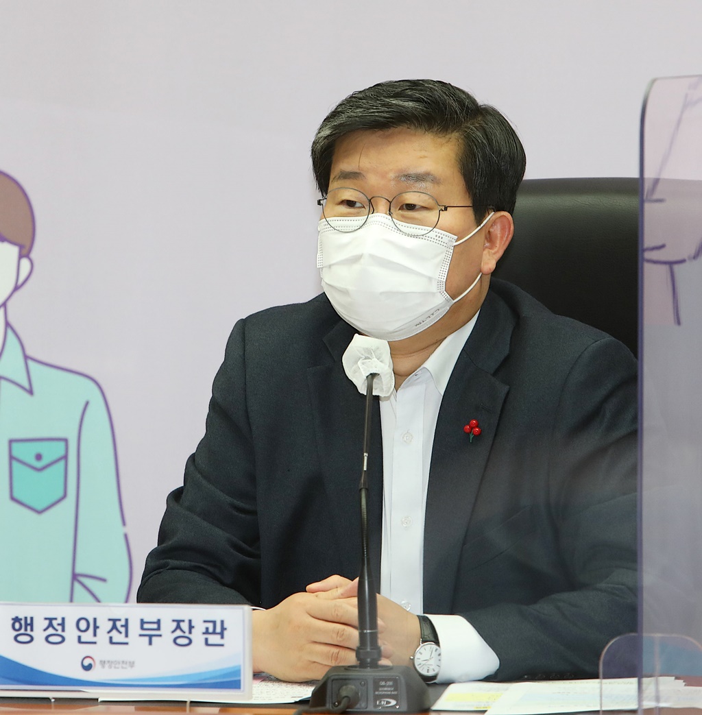 전해철 장관이 21일 오후 서울 세종대로 정부서울청사에서 온-오프라인으로 열린 '정부혁신 어벤져스와의 대화'에서 인사말을 하고 있다.