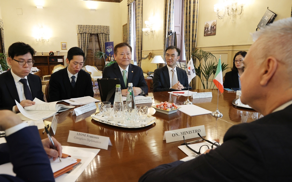 Minister of the Interior and Safety Lee Sang-min discusses with Italian Minister for Public Administration Paolo Zangrillo about the two countries' AI-based administrative innovation cases and government innovation promotion strategies at the Public Administration building in Rome, Italy, on the morning of March 7 (local time).