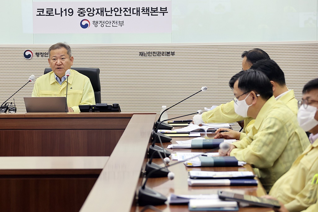 Lee Sang-min, Vice head 2 of the CDSCH (Minister of the Interior and Safety), speaks at the meeting of the CDSCH in response to COVID-19 at the Sejong Government Complex 2 on the morning of the 6th.