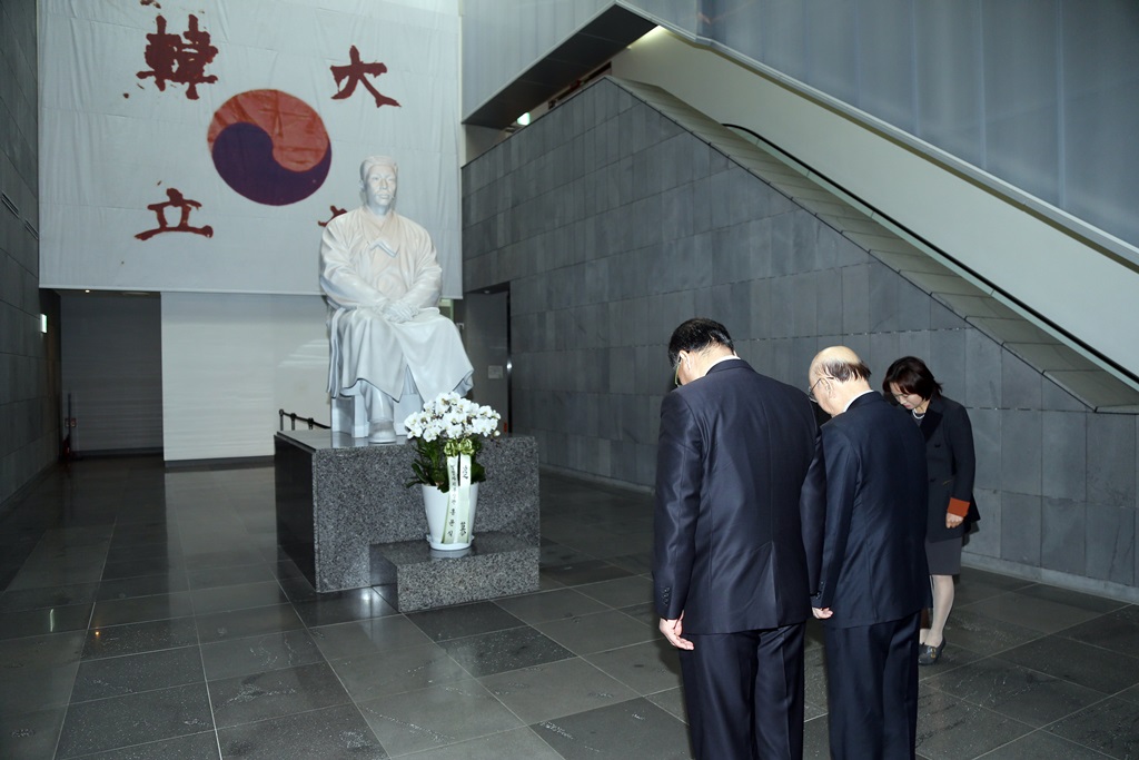홍윤식 장관, 안중근 의사 순국 106주기 추모 참배