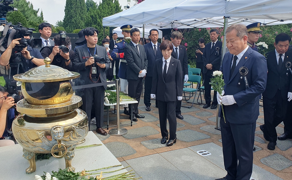 Minister of the Interior and Safety Lee Sang-min lays a wreath and pays his respects at the tomb of former President Kim Daejung at the Seoul National Cemetry in Dongjak-gu, Seoul, on the 14th anniversary of his death.