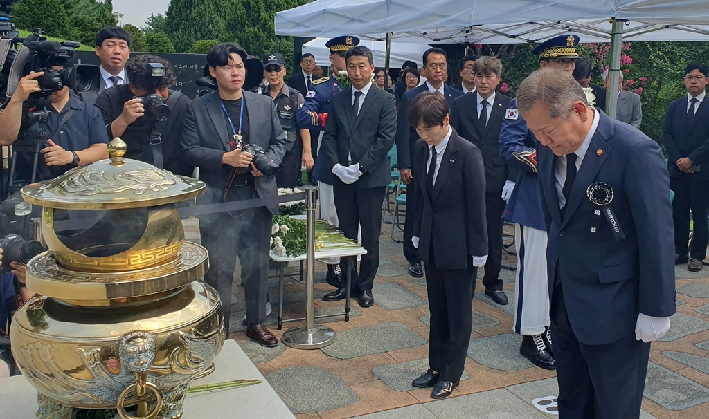Minister of the Interior and Safety Lee Sang-min lays a wreath and pays his respects at the tomb of former President Kim Daejung at the Seoul National Cemetry in Dongjak-gu, Seoul, on the 14th anniversary of his death.