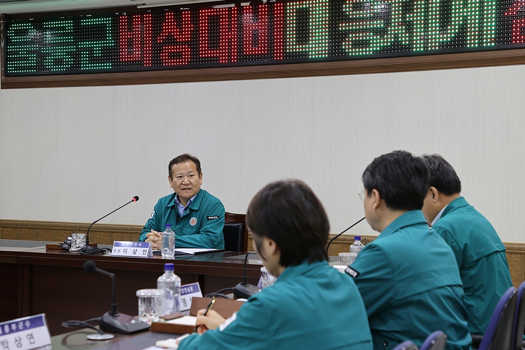 Minister of the Interior and Safety visits Ulleung-gun Office, Gyeongbuk, to inspect an emergency preparedness and response system on the afternoon of the 19th.