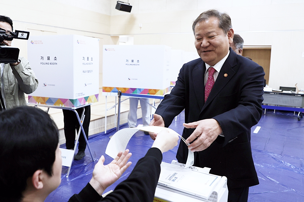 이상민 행정안전부 장관이 5일 오전 서울시 종로구 청운효자동 장애인복지관에 마련된 사전투표소에서 제22대 국회의원 선거 투표를 하고 있다.