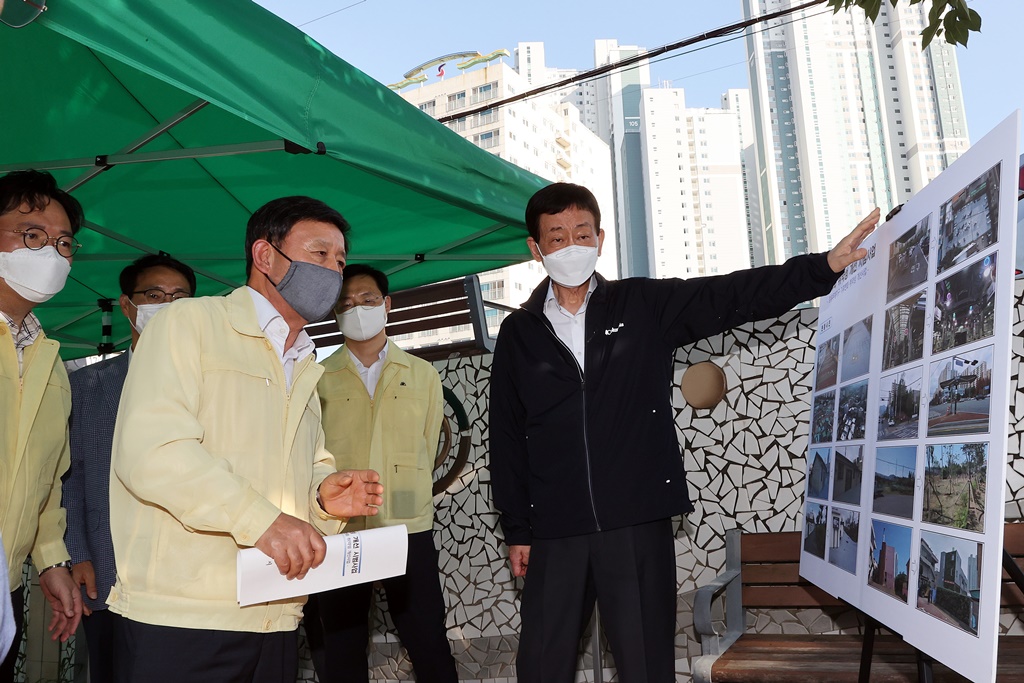진영 장관이 19일 오후 경남 김해시 장유무계지구 기후변화 취약성 개선사업 현장을 점검하고 있다.