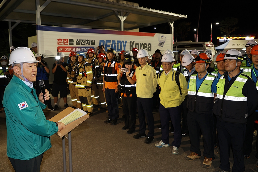 이상민 행정안전부 장관이 8일 새벽 2시 경기 성남시 율현터널에서 실시된 고속철도 터널사고 현장훈련에 참여하고 훈련 강평을 하고 있다.