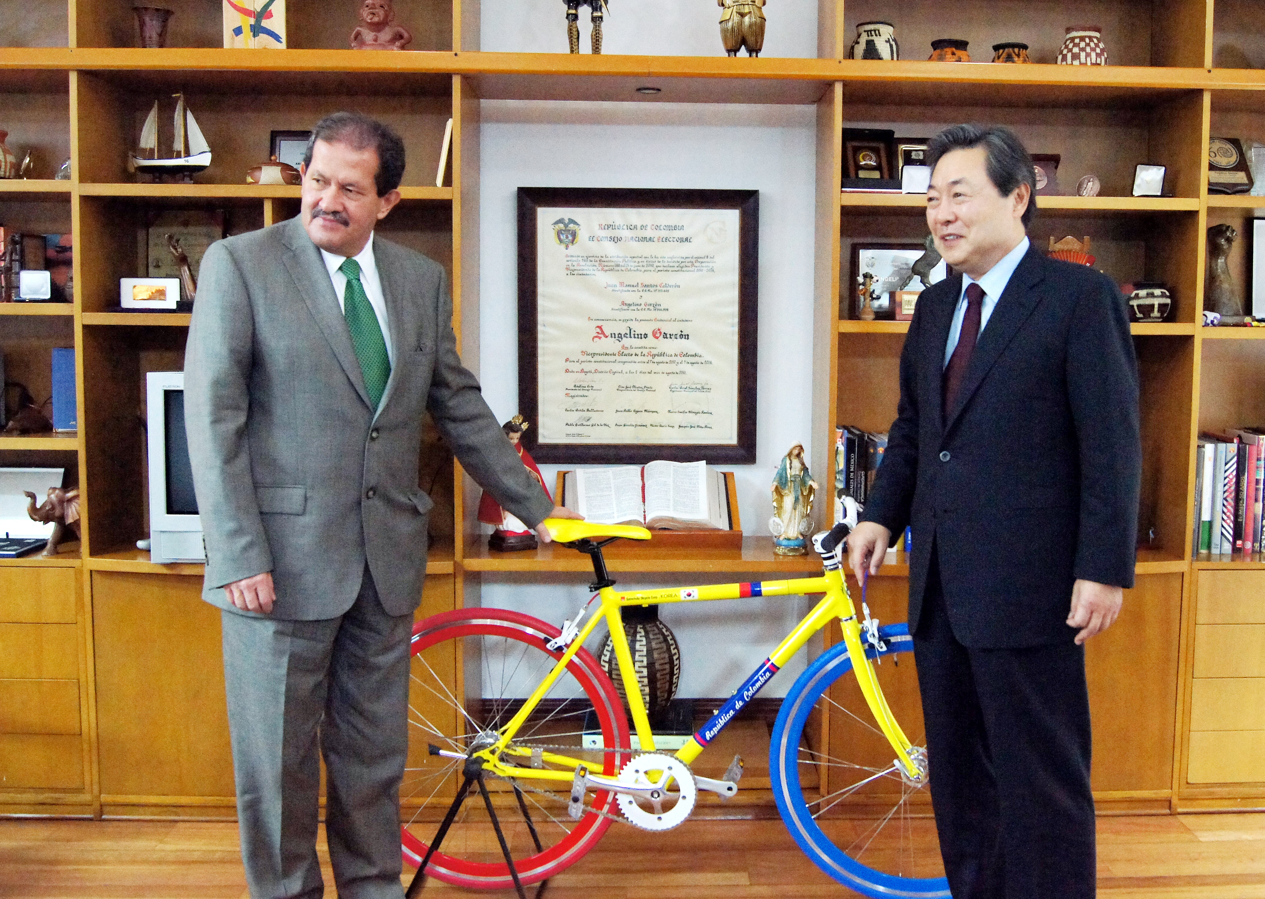 맹형규 장관, '앙헬리노 가르손' 콜롬비아 부통령에게 자전거 선물