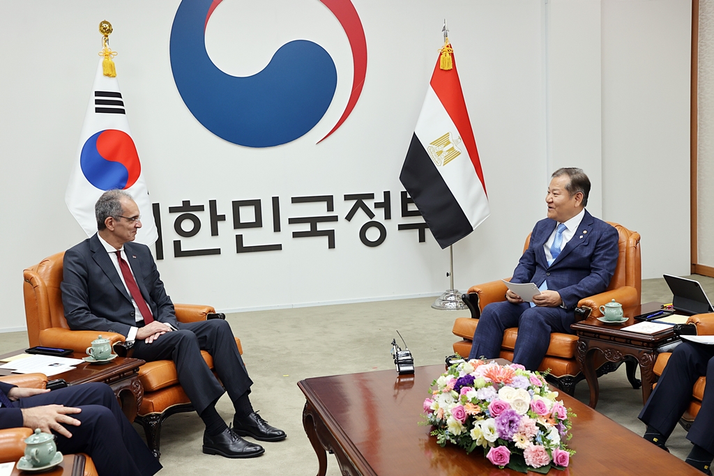 Minister of the Interior and Safety, Lee Sang-min, met with the Egyptian Minister of Communications and Information Technology, H.E. Amr Talaat, at the Government Complex in Jongno-gu, Seoul, on the morning of the 7th. They discussed establishing a digital government cooperation center in Egypt and and explored further areas of cooperation.