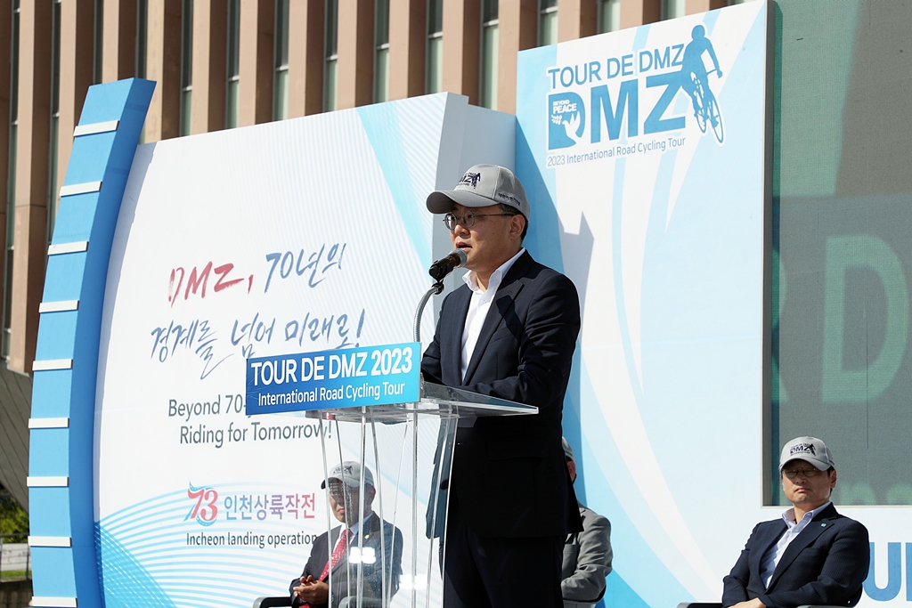 고기동 행정안전부 차관이 1일 오전 인천시 강화군 강화고인돌체육관에서 열린 '뚜르 드 DMZ 2023 국제자전거대회 개막식'에 참석해 개회사를 하고 있다.