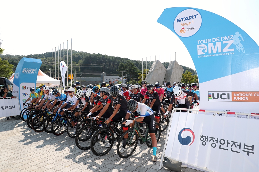 1일 오전 인천시 강화군 강화고인돌체육관에서 열린 '뚜르 드 DMZ 2023 국제자전거대회 개막식'에 참석한 선수들이 출발 대기하고 있다.