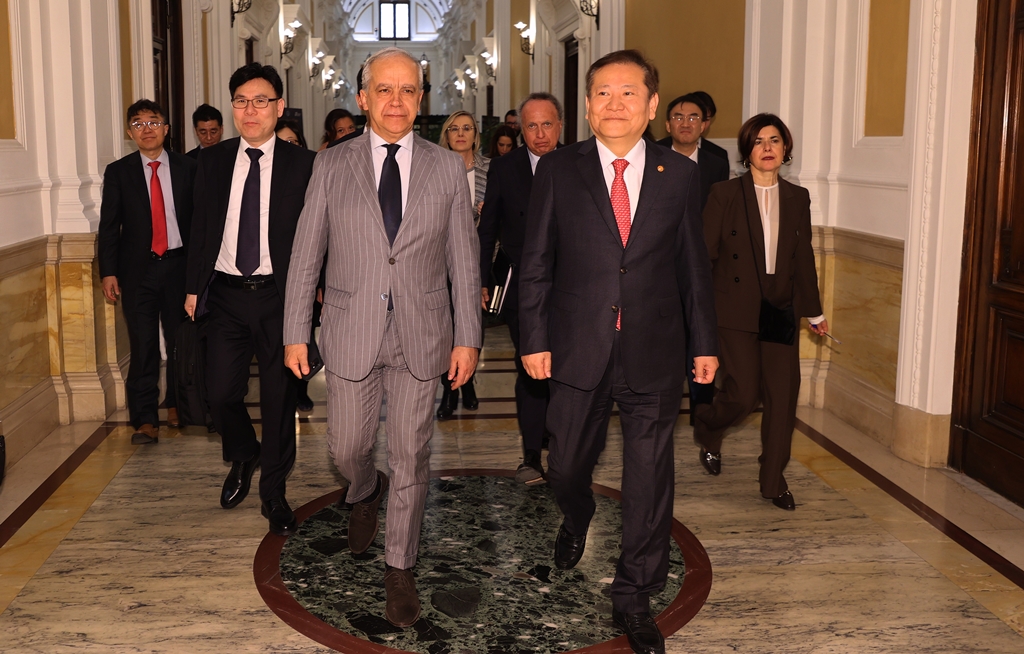 Minister of the Interior and Safety Lee Sang-min walks to the meeting guided by Italian Interior Minister Matteo Piantedosi at the Ministry of the Interior in Rome, Italy, on the morning of March 7 (local time).