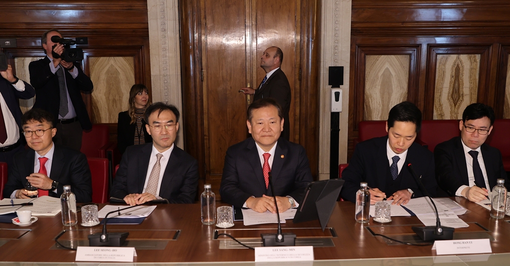 Minister of the Interior and Safety Lee Sang-min is at a meeting with Italian Interior Minister Matteo Piantedosi to discuss how to reinforce cooperation in public safety, including forensic science and narcotic crime investigations at the Ministry of the Interior in Rome, Italy, on the morning of March 7 (local time).